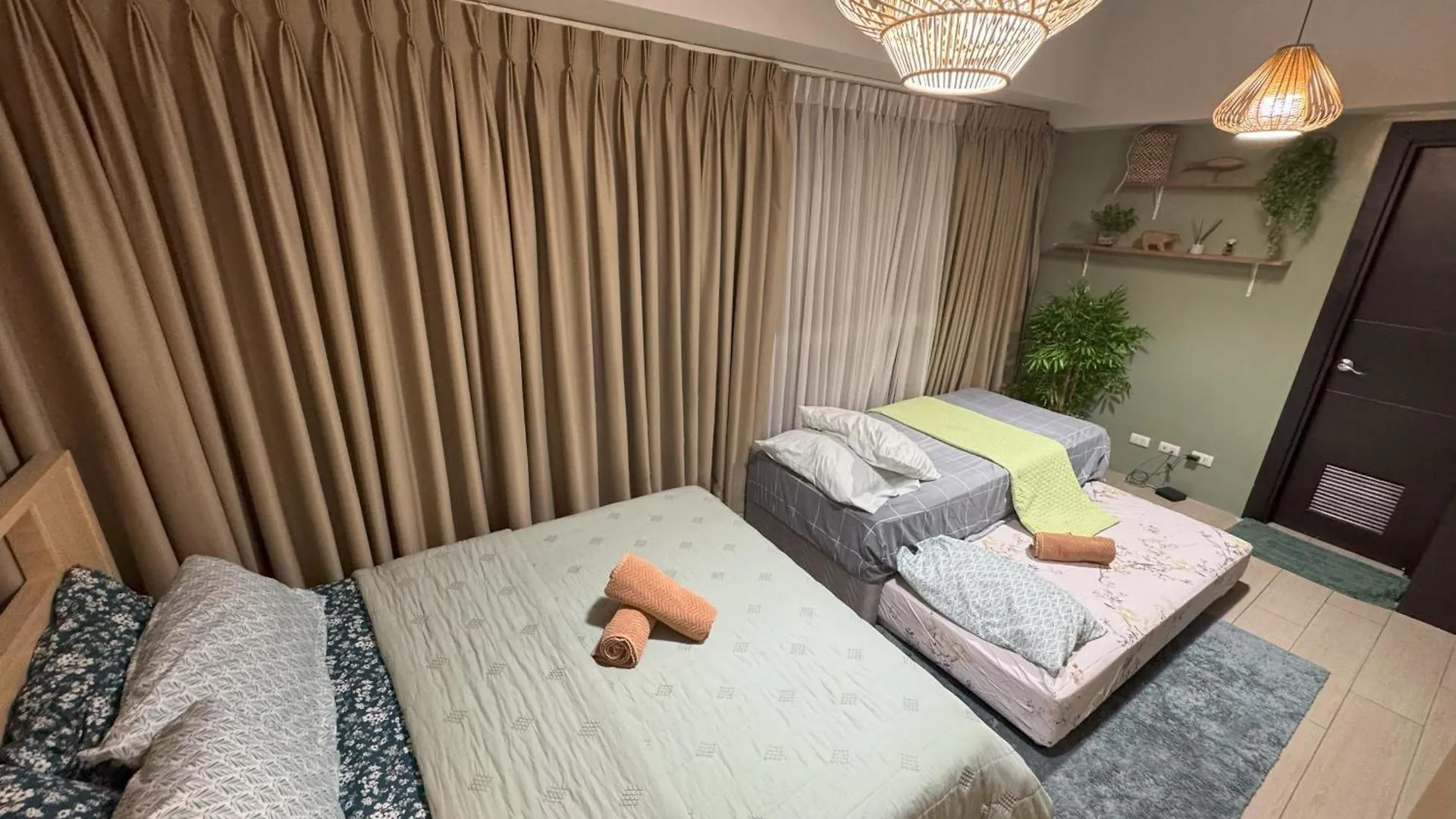 Apartment Cozy 3 Bedroom In Uptown Parksuites - Near Mall, Restaurants And Supermarket Manila