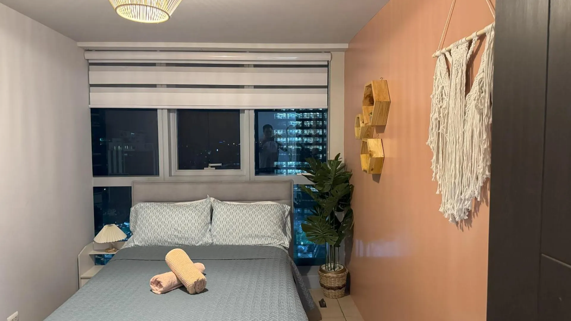 Cozy 3 Bedroom In Uptown Parksuites - Near Mall, Restaurants And Supermarket Manila 0*,  Philippines