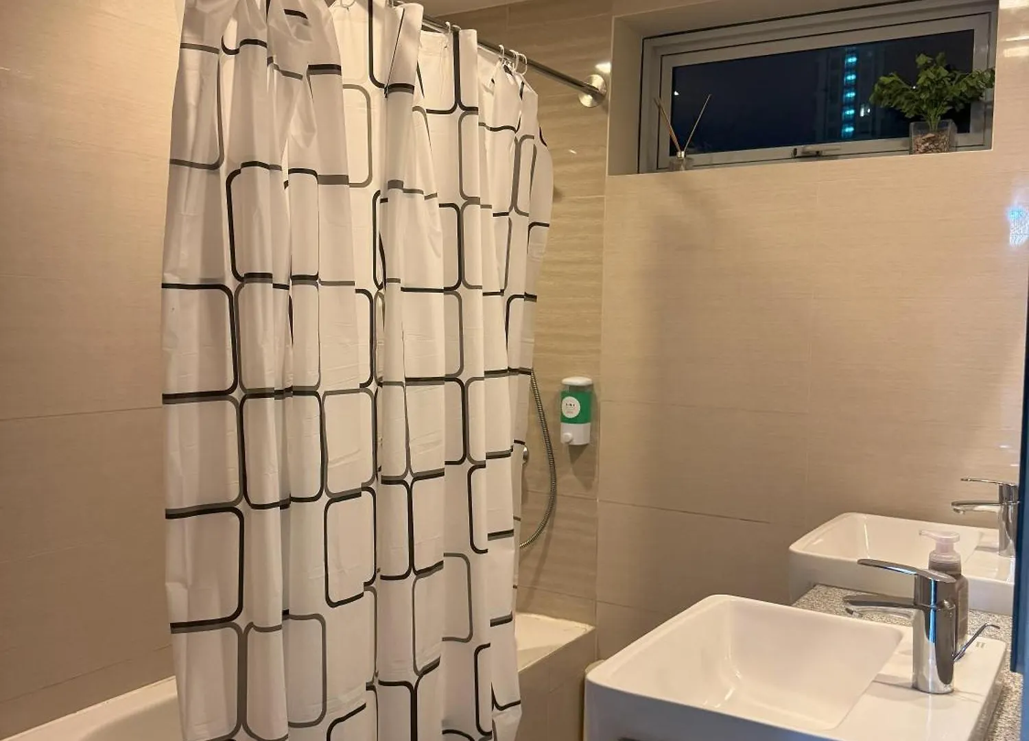 Cozy 3 Bedroom In Uptown Parksuites - Near Mall, Restaurants And Supermarket Manila