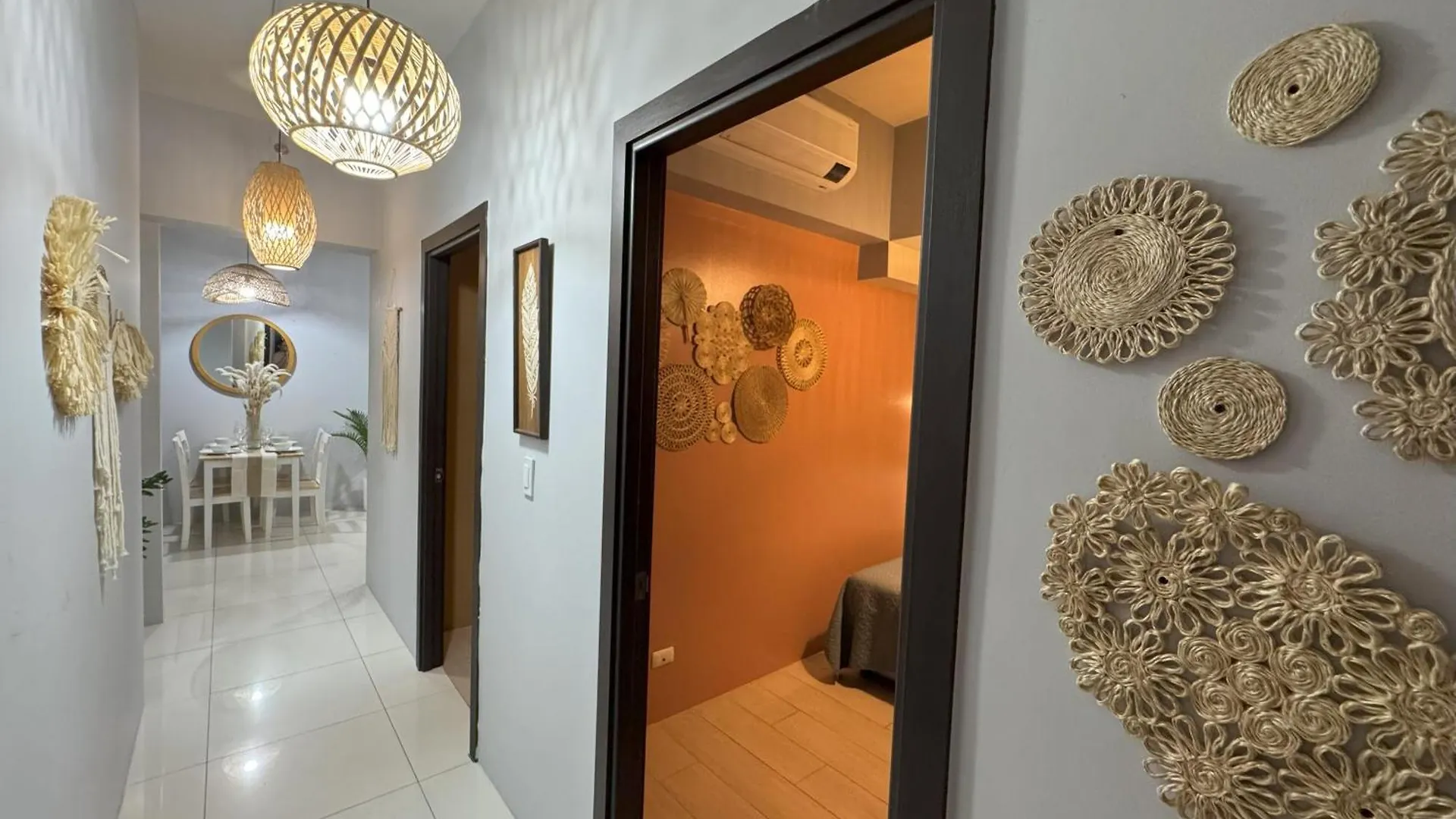 Apartment Cozy 3 Bedroom In Uptown Parksuites - Near Mall, Restaurants And Supermarket Manila