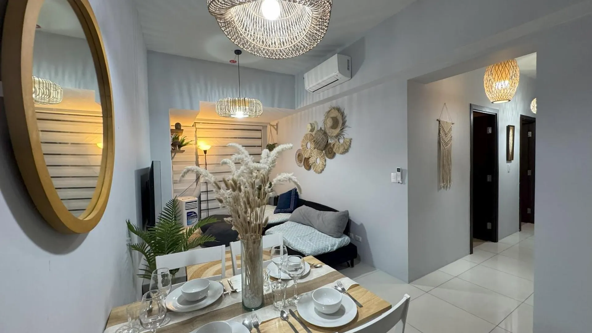 Cozy 3 Bedroom In Uptown Parksuites - Near Mall, Restaurants And Supermarket Manila