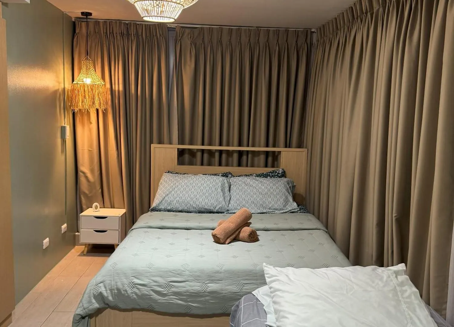 Cozy 3 Bedroom In Uptown Parksuites - Near Mall, Restaurants And Supermarket Manila
