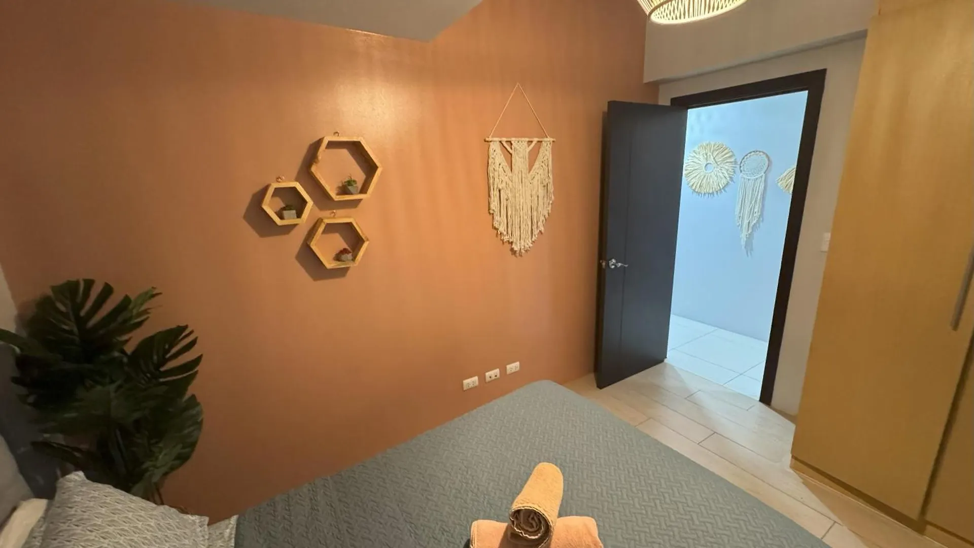Apartment Cozy 3 Bedroom In Uptown Parksuites - Near Mall, Restaurants And Supermarket Manila