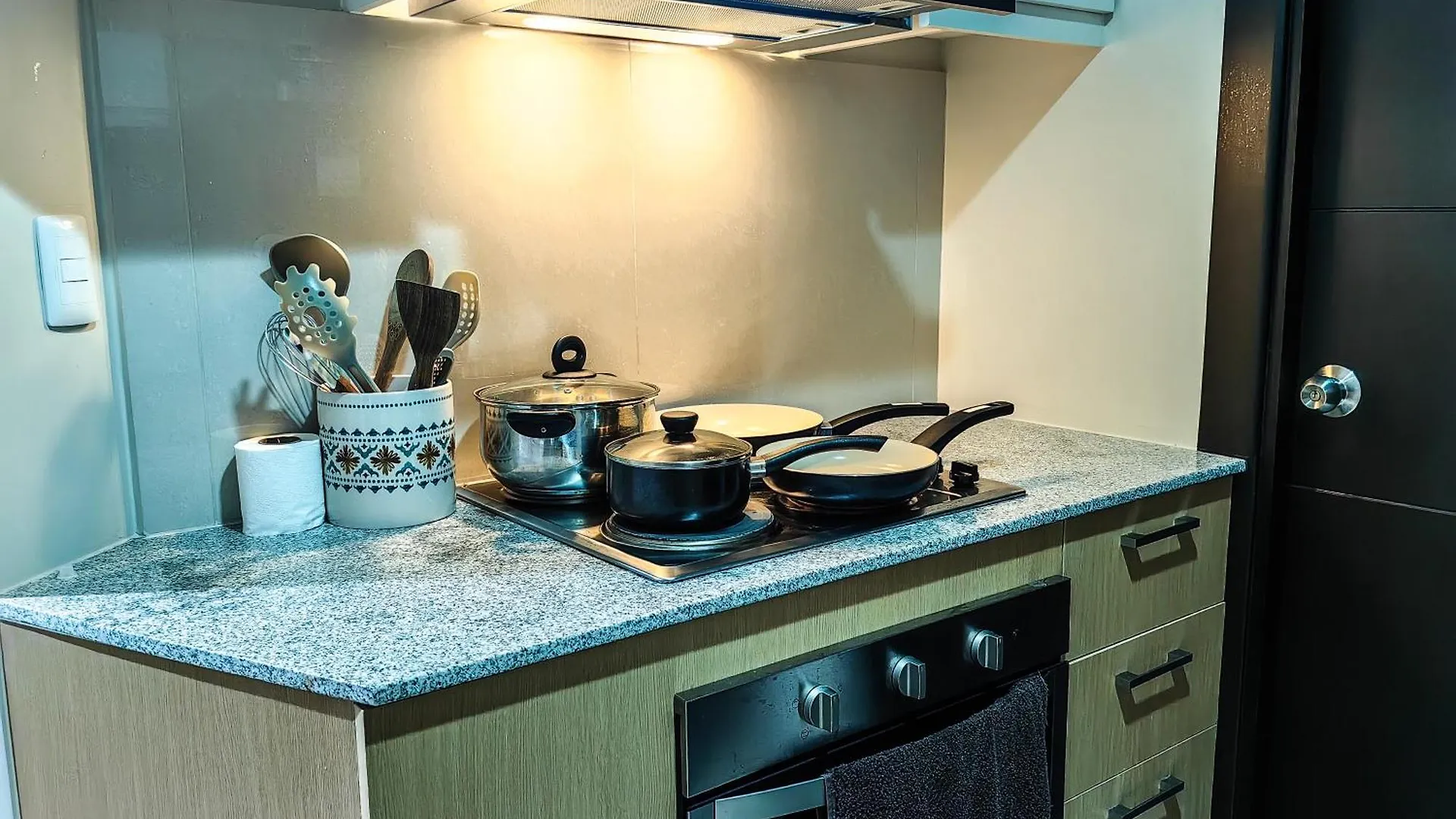 Cozy 3 Bedroom In Uptown Parksuites - Near Mall, Restaurants And Supermarket Manila
